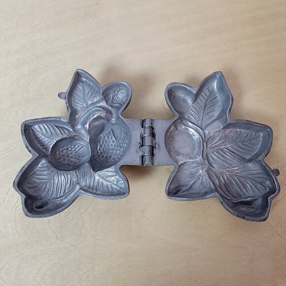 Vintage 1940s Pewter Strawberry Ice Cream Mold - Picture 2 of 7
